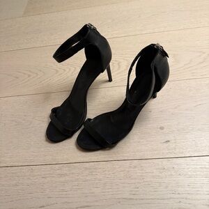 Oscar de la renta black heels strappy